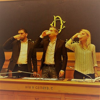 هیاتی از نمایندگان پارلمان ایتالیا به چالش آب نمک پیوستند
