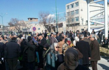 تجمع جمعی از بازنشستگان فرهنگی و کشوری در مقابل مجلس 