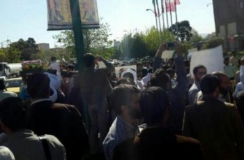 تجمع دوباره بازنشستگان کشوری در مقابل مجلس ایران