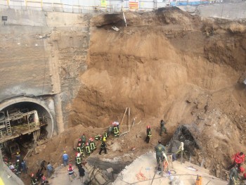 پیکر یکی از کارگران حادثه ریزش دیوار تونل مترو قم پیدا شد