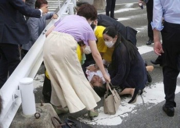 نخست وزیر سابق ژاپن در اثر اصابت گلوله جان باخت
