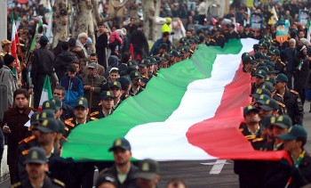 شعار " ایرانی از تهدید نمی ترسد " در تجمع سالیانه ایرانیان
