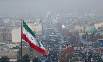 توزیع رایگان نشریه عبرت عاشورا و تصاویر اسد در 22 بهمن