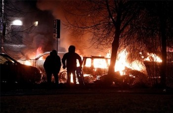 آشوب در سوئد؛ فروشگاه ها غارت و خودروها به آتش کشیده شدند