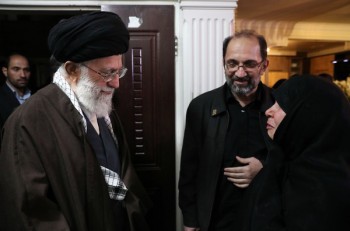 حضور رهبری در منزل شهید محمدحسین حدادیان و سیدعلی اندرزگو