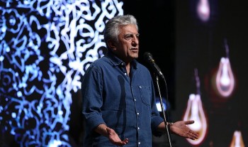 کیانیان نمی تواند دو شاخ بز را از هم جدا کند