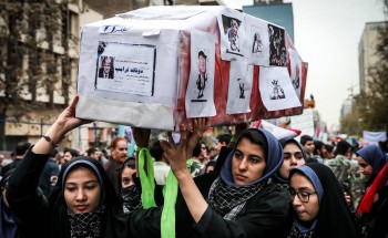 تابوت ترامپ بر روی دستان دانش آموزان دختر تهران تشییع شد