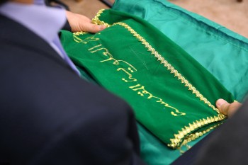 پرچم مزار منوّر امیرالمؤمنین علیه‌السلام به رهبرانقلاب هدیه داده شد