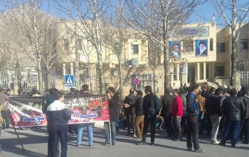 تجمع چندباره کارگران پلی اکریل مقابل فرمانداری مبارکه 