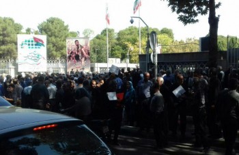 تجمع بازنشستگان فولاد مبارکه و ذوب آهن در مقابل استانداری