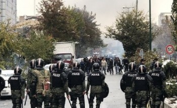 وزیر کشور ایران: علاوه بر سرِ معترضان به پای آن ها هم شلیک شده