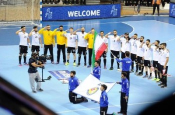 تیم ملی هندبال ایران پیش از شروع مسابقه سلام نظامی داد