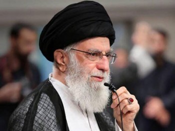 رهبر انقلاب: با ثبات قدم در مسیر مستقیم ایران و دنیا اصلاح می شود