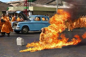 یک راهب بودایی اقدام به خودسوزی کرد