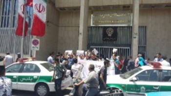 کارگران در نان شب مانده ‌اند/ نمایندگان نه سکوت کنند نه مماشات