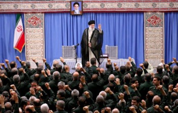 رهبر انقلاب: کاهش تعهدات هسته ای را با جدیت کامل ادامه می دهیم