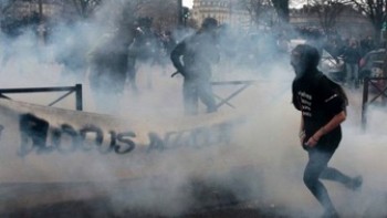 پلیس فرانسه علیه دانش‌آموزان از گاز اشک‌آور استفاده کرد 