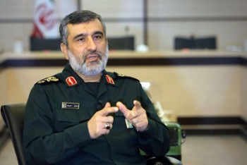 دشمن هر غلطی می‌خواهد بکند