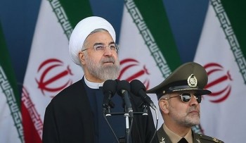 روحانی از نیروهای مسلح ایران خواست از بازی‌های سیاسی دور باشند 
