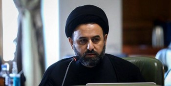  با گل دادن به زنان بی حجاب کاری از پیش نمی رود