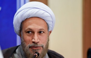 طلاب حیا و عفت مسلمانان و زنان ایران را برای توریست ها تبلیغ کنند