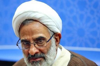 پاسداران سر و جان می دهند تا به انقلاب خدشه ای وارد نشود
