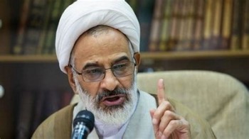 دشمن جنگ با عمامه راه انداخته است