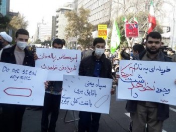 از مضامین اسناد لانه جاسوسی در کتب درسی استفاده شود