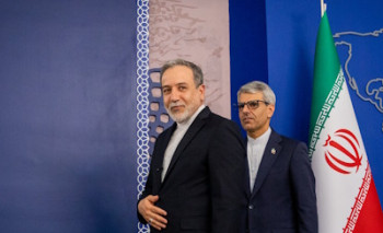 خبرنگاران و دیپلماتها در کنار هم هستند خبرنگاران و دیپلماتها در کنار هم هستند