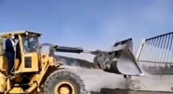 نماینده مجلس با لودر دیوار دانشگاه نجف آباد را خراب کرد