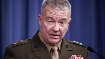 فرمانده سنتکام: حمله‌ علیه منافع آمریکا با پاسخ بی‌رحمانه مواجه خواهد شد