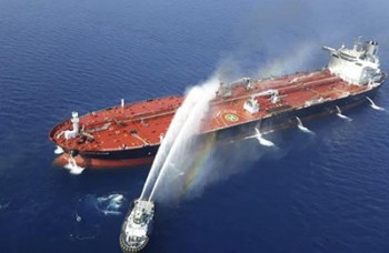 اجسام پرنده به یکی از دو نفتکش دریای عمان آسیب زده اند