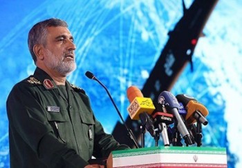 معدودی جوان تحصیلکرده در خارج به دشمن خدمت می‌کنند 