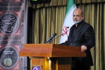 کسی که به سرود ملی و پرچم احترام نمی‌گذارد مشکل هویتی دارد