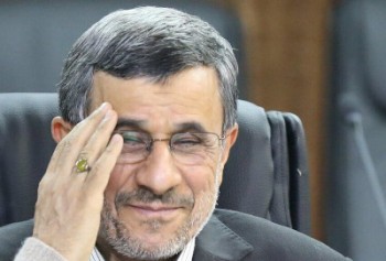 احمدی‌نژاد خودش را در جایگاه ولیّ خدا می بیند