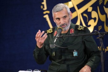 سرداران بزرگ و مسئولین درجه یک مقابل آقا و نظام ایستادند سرداران بزرگ و مسئولین درجه یک مقابل آقا و نظام ایستادند