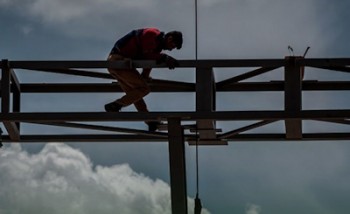 سفره کارگران با نان پر می‌شود نه مصاحبه و عدد و رقم و آمار
