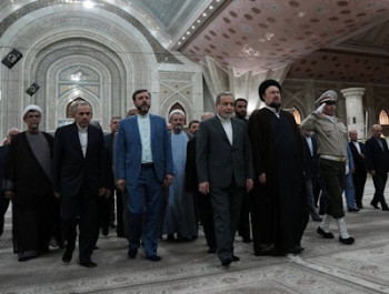 عزت گاهی پای میز مذاکره به دست می‌آید