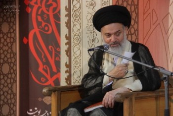 برخی از دانشجویان در زمین دشمن بازی می‌کنند