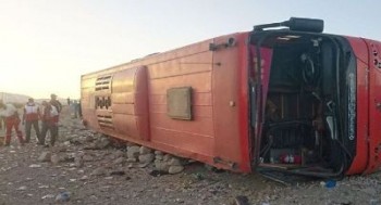 در حادثه واژگونی اتوبوس پالایشگاه اصفهان چهار نفر کشته شدند