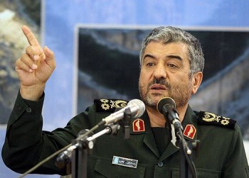 فرمانده سپاه: یک دولت بدون تفنگ، تحقیر و سرانجام تسلیم خواهد شد