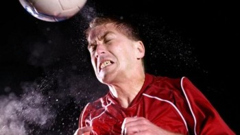 آیا بین فوتبال، زوال عقل و آسیب های مغزی ارتباطی وجود دارد؟