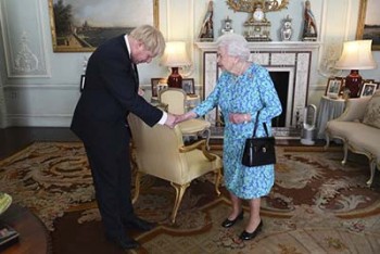 ملکه الیزابت دوم با تعلیق پارلمان بریتانیا موافقت کرد