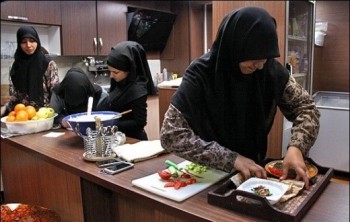 کار ِ زنان با دستمزدی کمتر از قانون کار، بدون‌بیمه و قرارداد