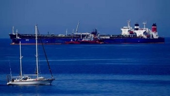 کشتی حامل نفت ایران در یونان پس از شش ماه رفع توقیف شد