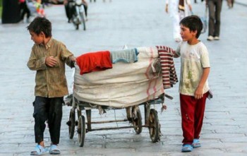 کودکان کار به دلیل فقر و معاش خانواده در خیابان ها حضور دارند