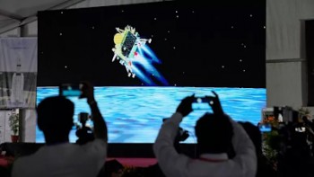 کاوشگر هندی با موفقیت بر روی ماه فرود آمد