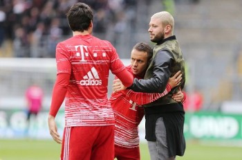 هافبک ۳۱ ساله فرانکفورت پس از شکست سرطان در تمرینات شرکت کرد