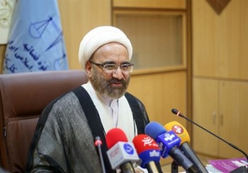 نباید فردی در جلوی کیوسک پلیس عمدا روسری خود را بردارد و بخندد