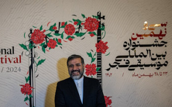خبرنگاران و هنرمندان عملکرد وزارت ارشاد را نقد کنند